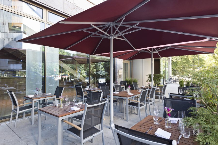 213MeliaDusseldorf-Aqua Restaurant terrace, © Meliá Hotels International / Francisco Guerrero