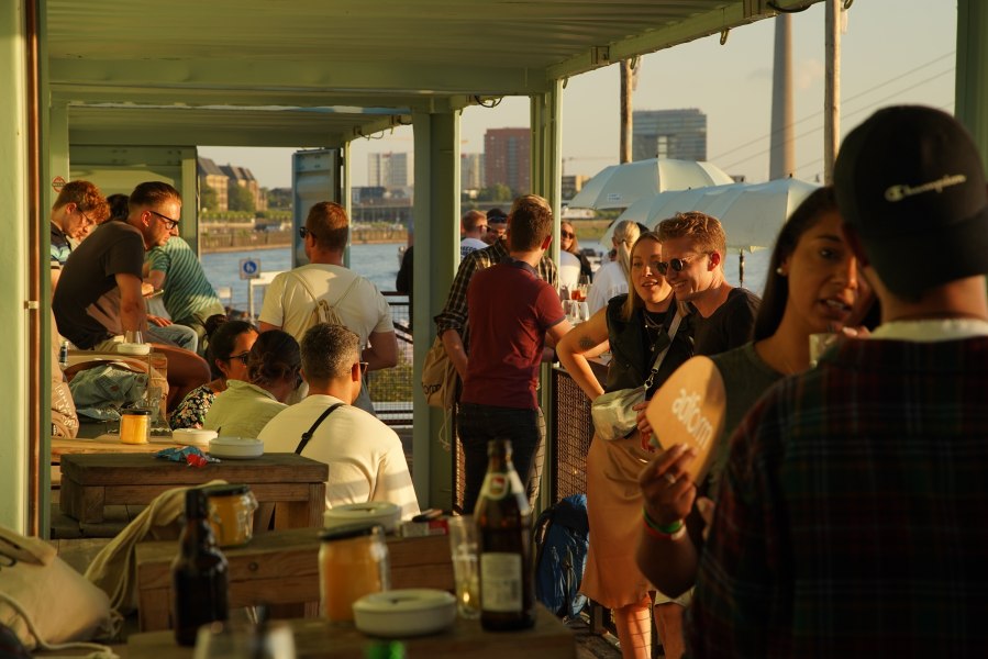 TErrasse_besetzt_2, © Stadtstrand Düsseldorf GmbH