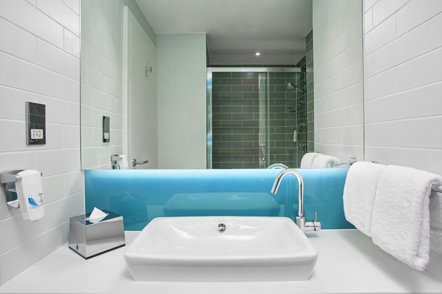 Bath room, © Copyright/Holiday Inn Express Düsseldorf - Krefeld