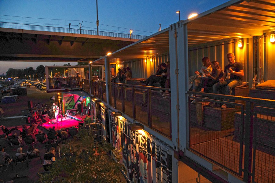 Terrasse_bei_Nacht, © Stadtstrand Düsseldorf GmbH