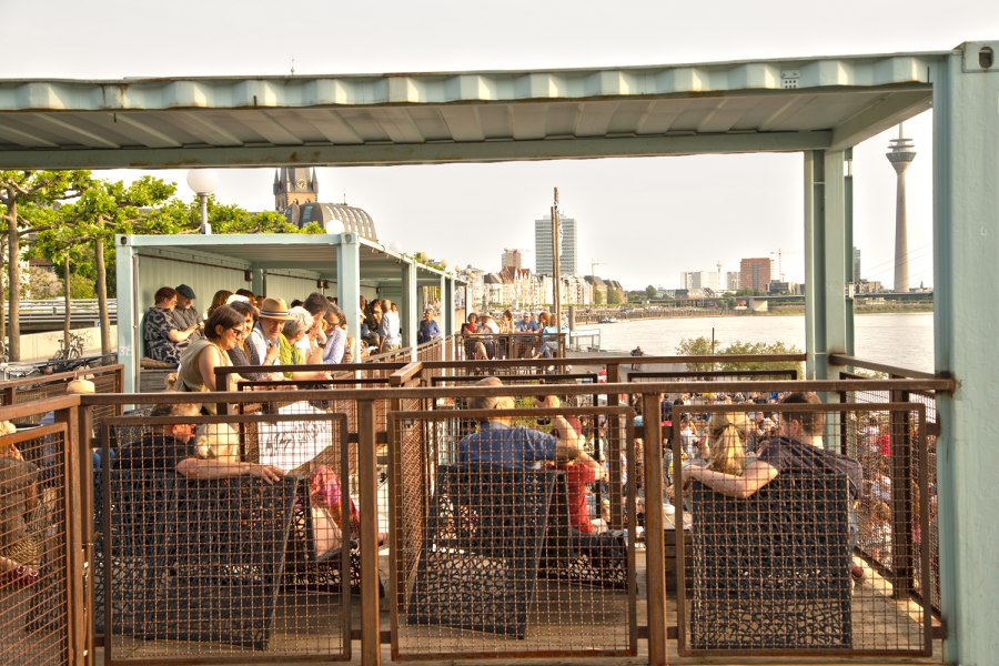 Terrasse_besetzt, © Stadtstrand Düsseldorf GmbH